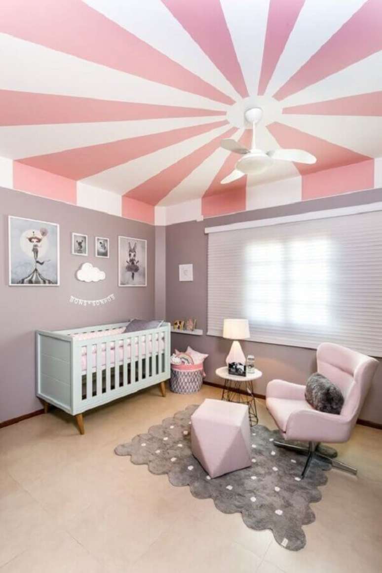 60. O teto com pintura personalizada deu um toque diferenciado na decoração do quarto de bebê cinza e rosa – Foto: CoDecorar