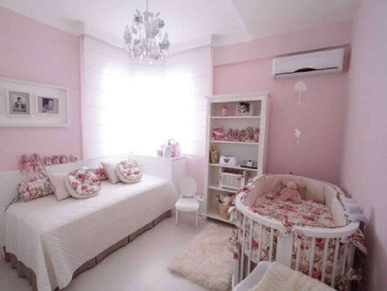 19. Decoração simples para quarto de bebê rosa e branco – Foto: We Heart It