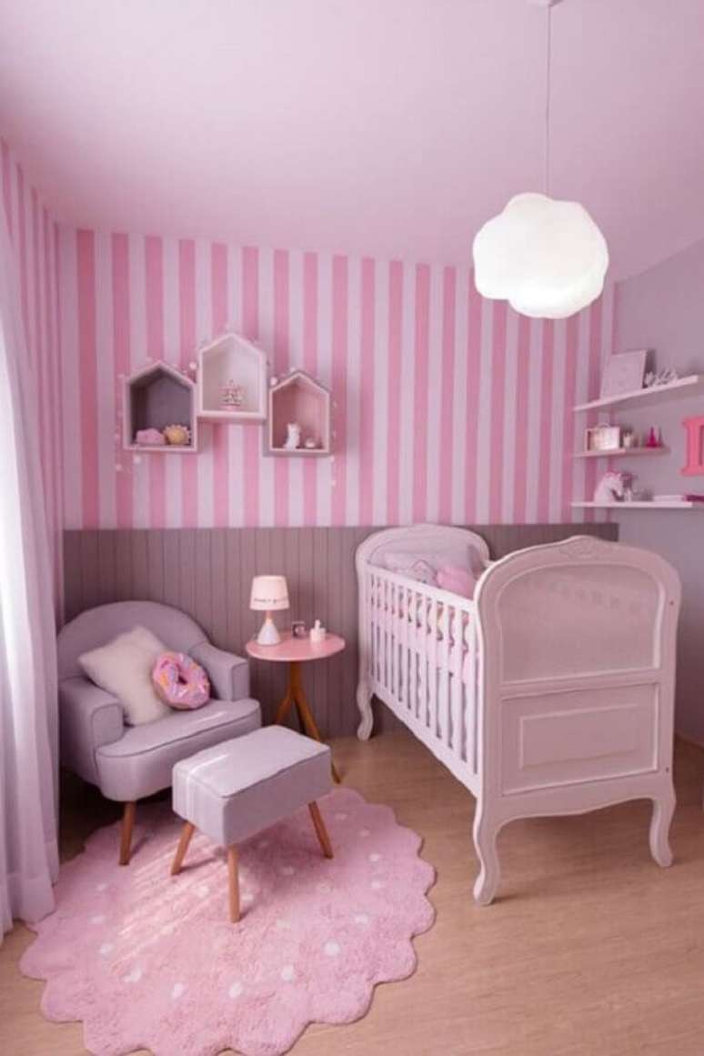 1. Quarto de bebê rosa decorado com papel de parede listrado e luminária de nuvem – Foto: Papel Decor