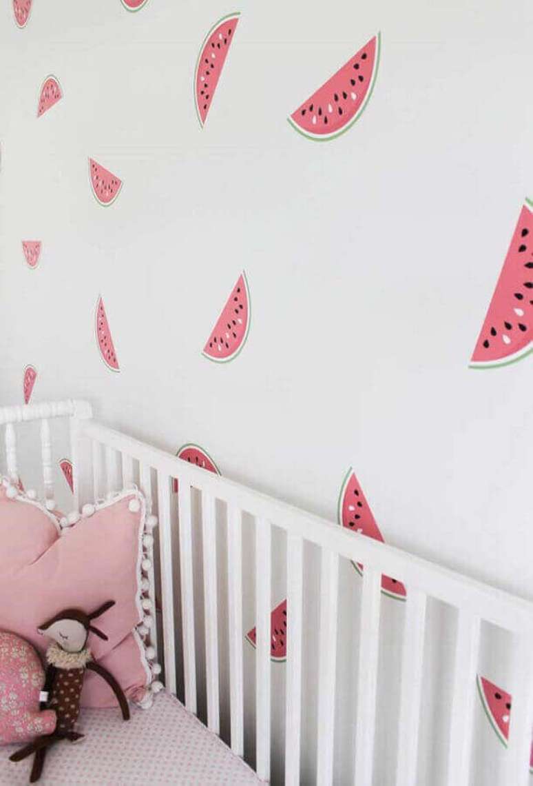 50. Quarto de bebê branco e rosa decorado com papel de parede com desenho de melancias – Foto: Frenchy Fancy