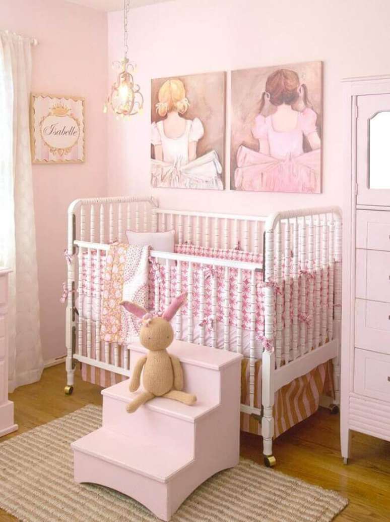 30. Quarto de bebê rosa com decoração romântica e simples – Foto: Futurist Architecture