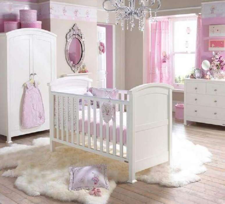 59. Tapete felpudo para decoração de quarto de bebê rosa e branco – Foto: Pinterest