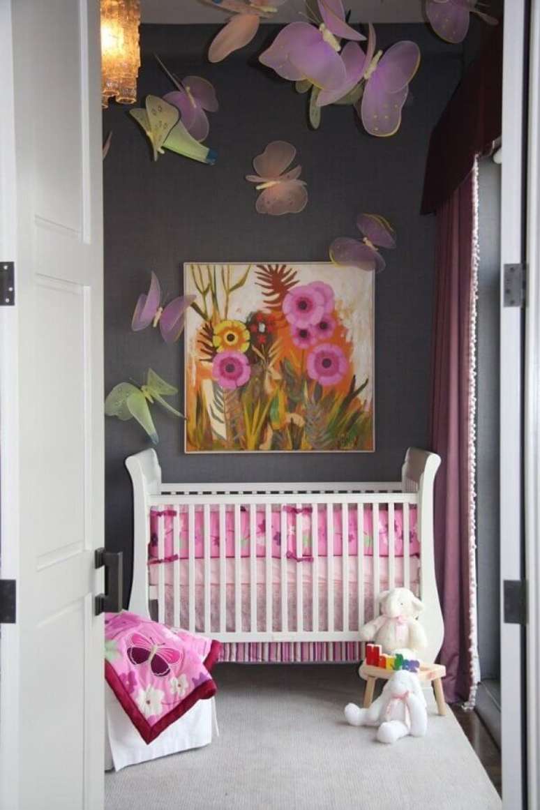 44. Quarto de bebê cinza e rosa decorado com borboletas de tecido – Foto: Pinterest