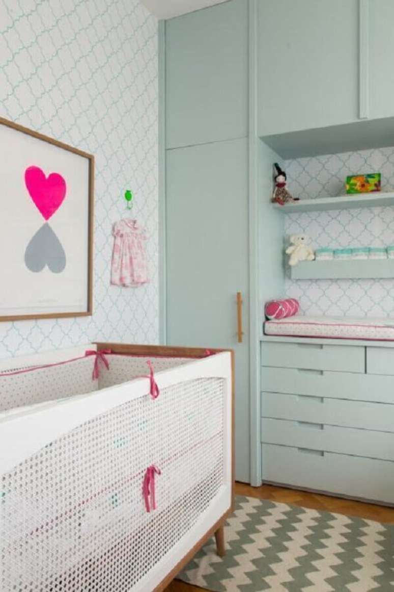 22. Invista em uma decoração lúdica para o quarto de bebê verde e rosa – Foto: Construção e Design