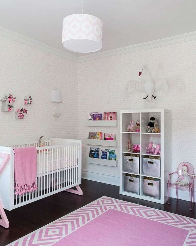 27. Quarto de bebê rosa e branco com decoração simples – Foto: PopSugar