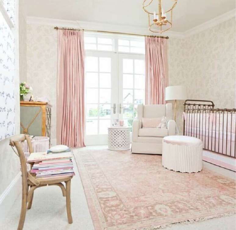 13. Decoração para quarto de bebê rosa e branco amplo – Foto: Pinterest