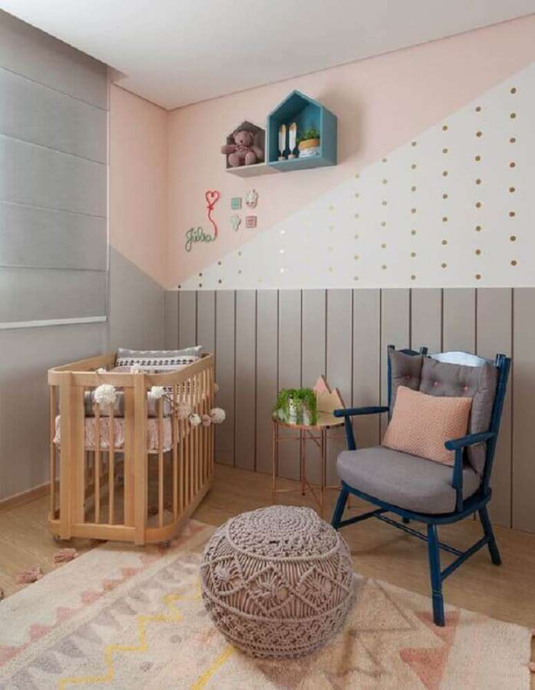 14. Quarto de bebê cinza e rosa decorado com bolinhas douradas na parede com pintura geométrica – Foto: Amis Arquitetura e Decoração