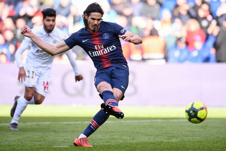 Cavani tem contrato com o PSG apenas até o último dia de junho (Foto: AFP)