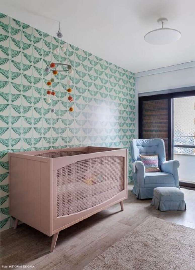 42. Papel de parede para decoração de quarto de bebê verde e rosa com poltrona azul – Foto: Histórias de Casa