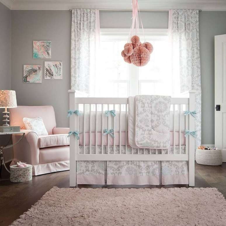 15. Decoração de quarto de bebê rosa, cinza e branco – Foto: House and Decors