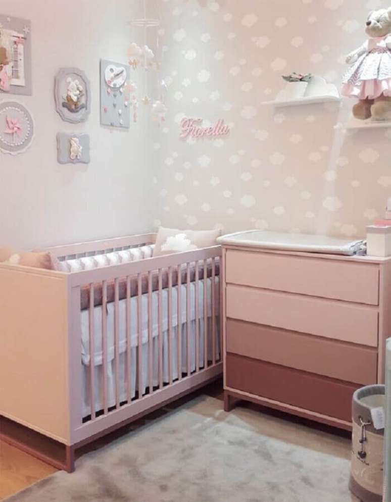 51. Quarto de bebê rosa e branco decorado com papel de parede de nuvens – Foto: Puro Amor