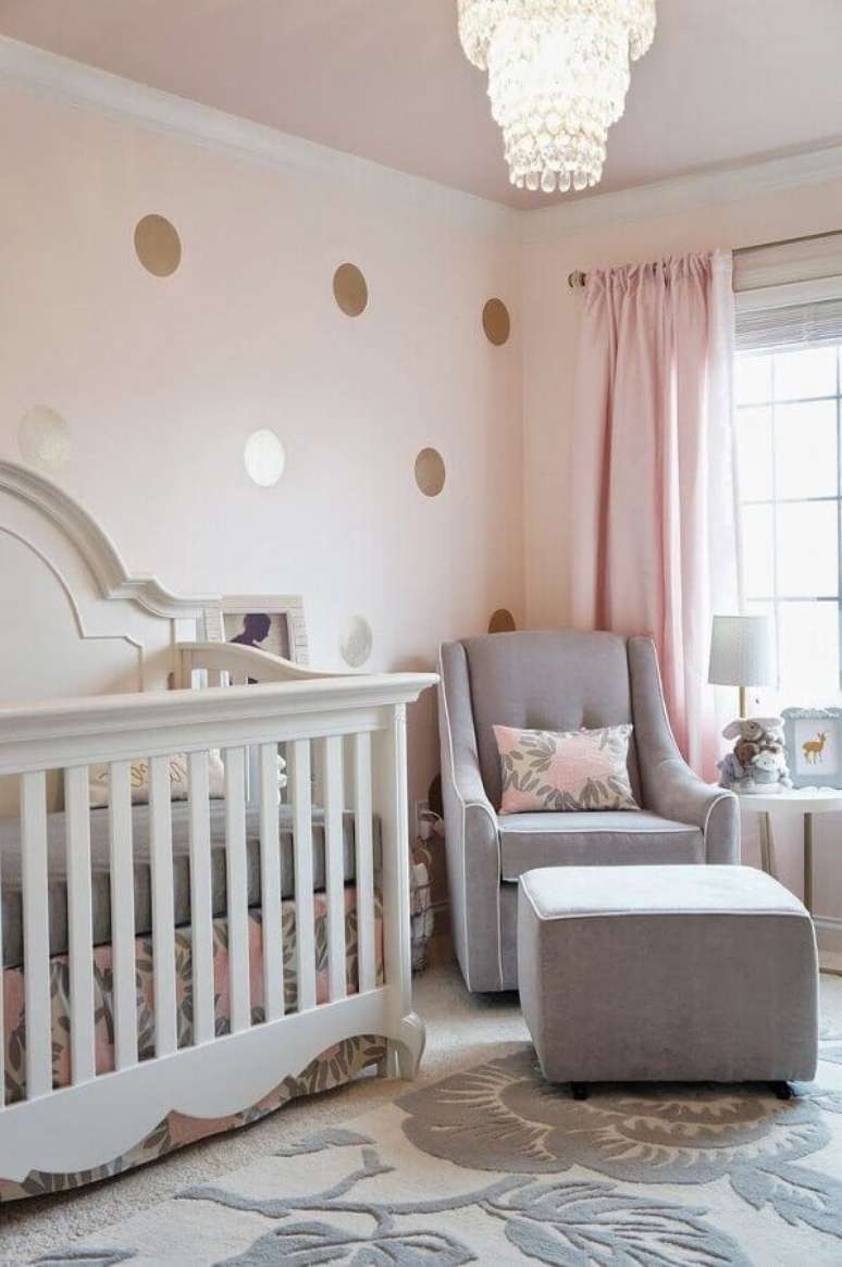 34. Papel de parede com bolinhas douradas para decoração de quarto de bebê rosa e cinza – Foto: House and Decors