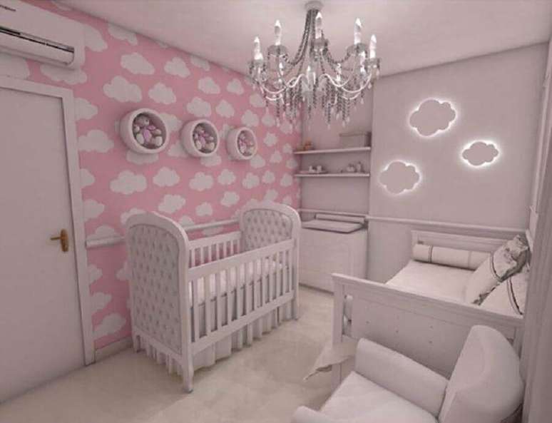 48. Quarto de bebê rosa decorado com papel de parede de nuvens e lustre candelabro – Foto: Pinterest