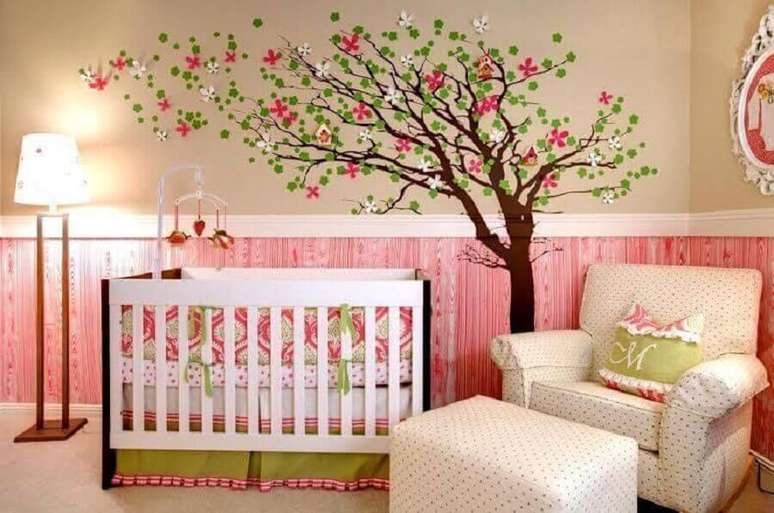 57. Adesivo de árvore para decoração de quarto de bebê verde e rosa – Foto: Revista VD