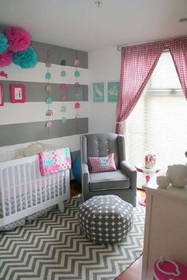 24. Quarto de bebê cinza e rosa com decoração moderna combinando estilos diferentes de estampas – Foto: ArchZine