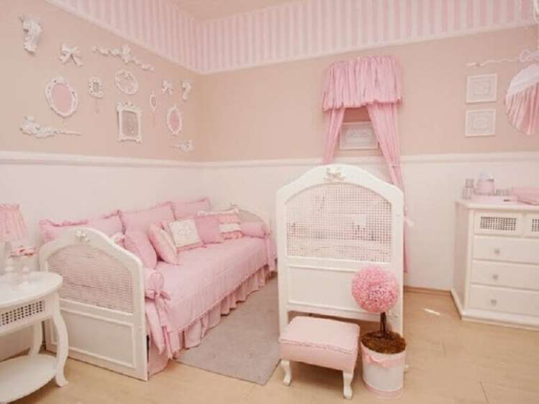 12. Decoração com estilo clássico para quarto de bebê rosa e bege – Foto: Pinterest