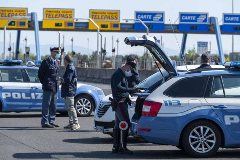 Posto de controle policial perto de Florença, na Toscana, durante feriado de Páscoa