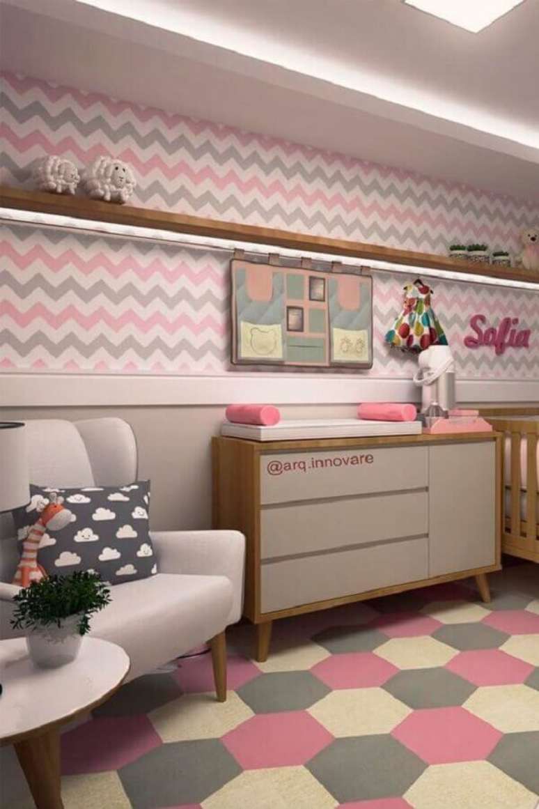 45. Quarto de bebê cinza e rosa decorado com papel de parede chevron e tapete geométrico – Foto: Papel Decor