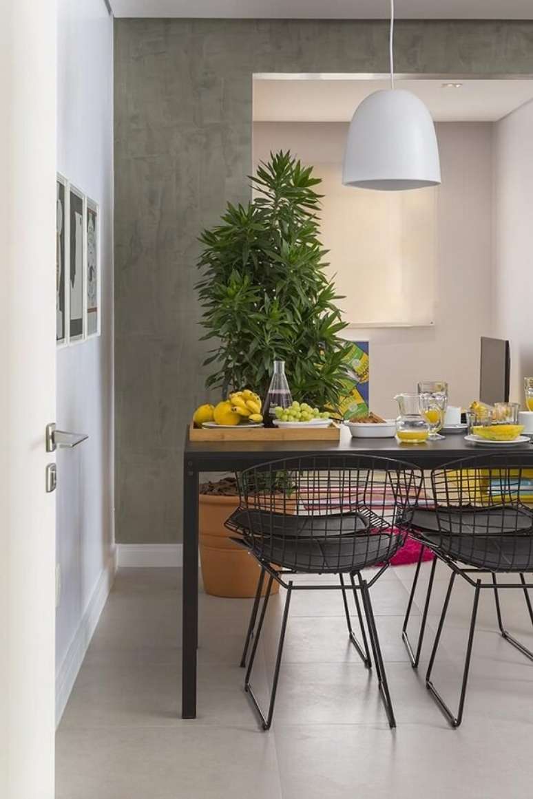 75. A cadeira para cozinha de ferro &eacute; &oacute;tima para compor uma ambiente com decora&ccedil;&atilde;o industrial. Fonte AH!SIM