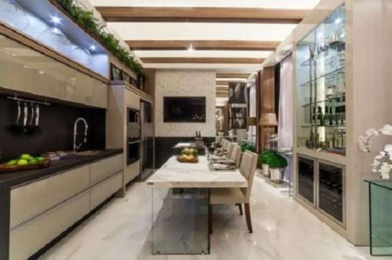 73. A cadeira para ilha de cozinha estofada traz eleg&acirc;ncia para o espa&ccedil;o. Fonte: Pinterest