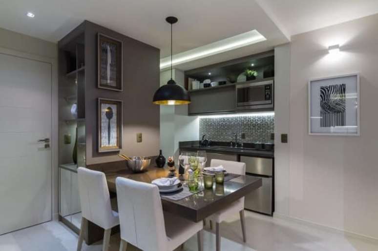 78. A cor branca das cadeiras para cozinha trazem neutralidade para a decora&ccedil;&atilde;o. Projeto por Rico Mendon&ccedil;a