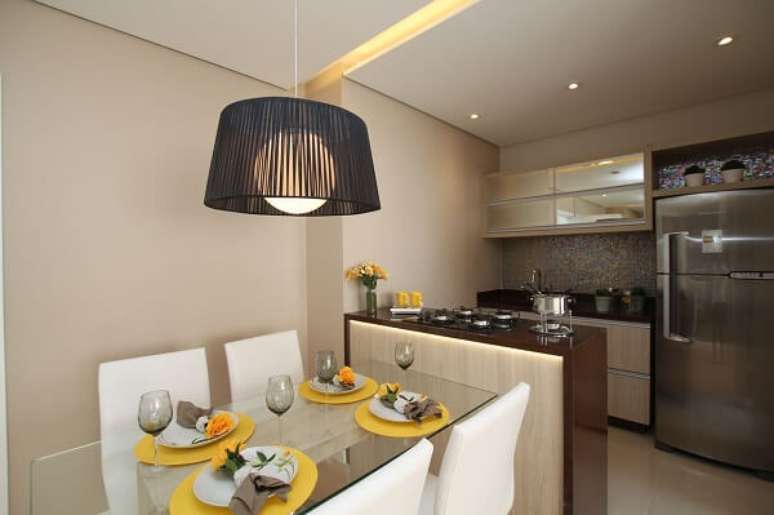 80. A mesa com 4 cadeiras para cozinha traz leveza para a decora&ccedil;&atilde;o. Projeto por Pricila Dalzochio