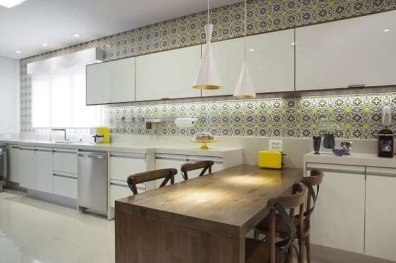 81. A parede com ladrilho e as cadeiras de madeira para cozinha trazem um charme a parte. Projeto por Sartori Design