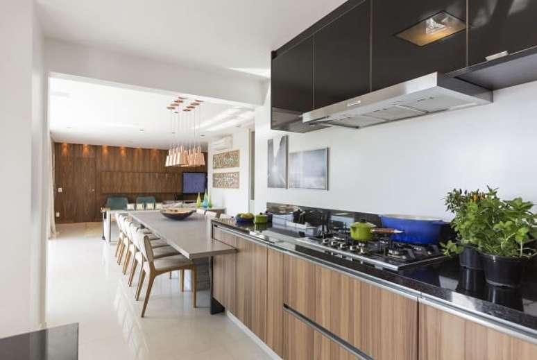 60. Cadeira para bancada de cozinha em tom neutro se adapta facilmente a decora&ccedil;&atilde;o do espa&ccedil;o. Projeto por Mar&iacute; An&iacute; Oglouyan