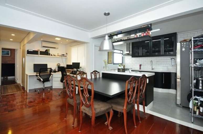 53. Cadeiras para cozinha americana com acabamento em madeira e estofada. Fonte: Condecorar Arquitetura e Interiores