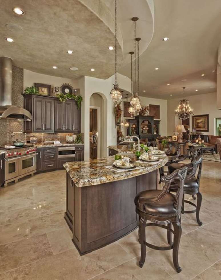 42. Conjunto de cadeiras para cozinha feitas com couro preto. Fonte: Revista Viva Decora