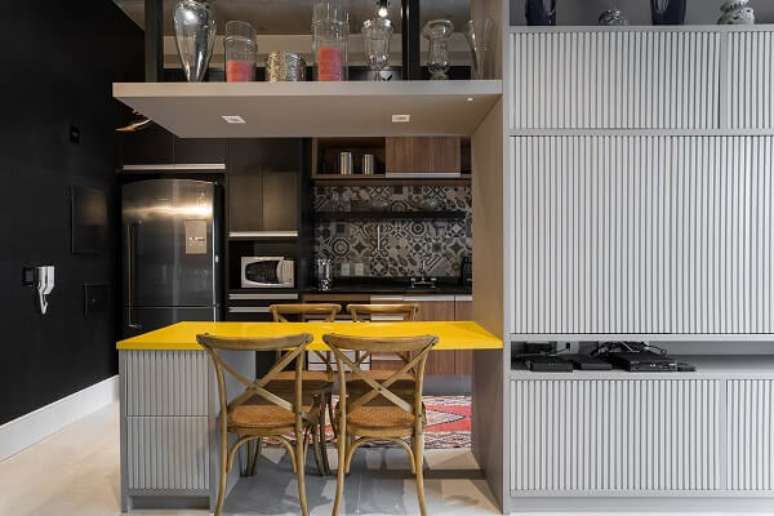 38.&nbsp;Mesa com cadeiras para cozinha de madeira de demoli&ccedil;&atilde;o. Projeto por Studio Ideac&atilde;o