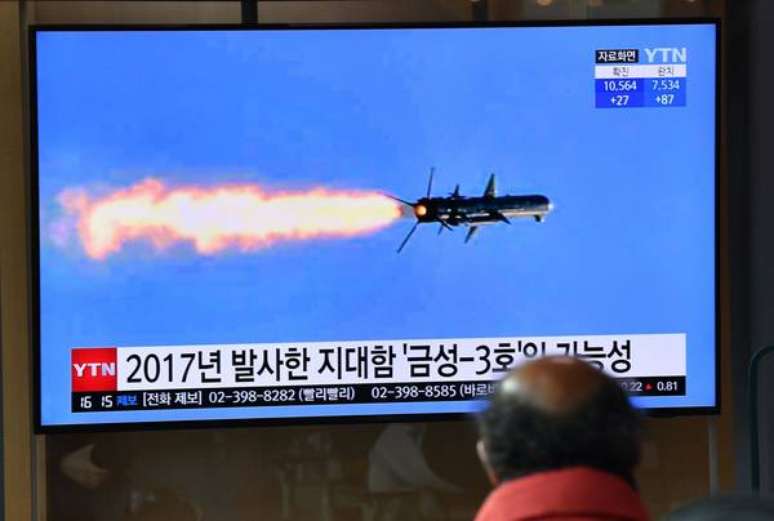 Homem assiste à notícia sobre novo teste de mísseis de Pyongyang em Seul, na Coreia do Sul