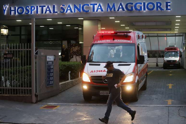 Homem passa em frente de ambulância em hospital em São Paulo