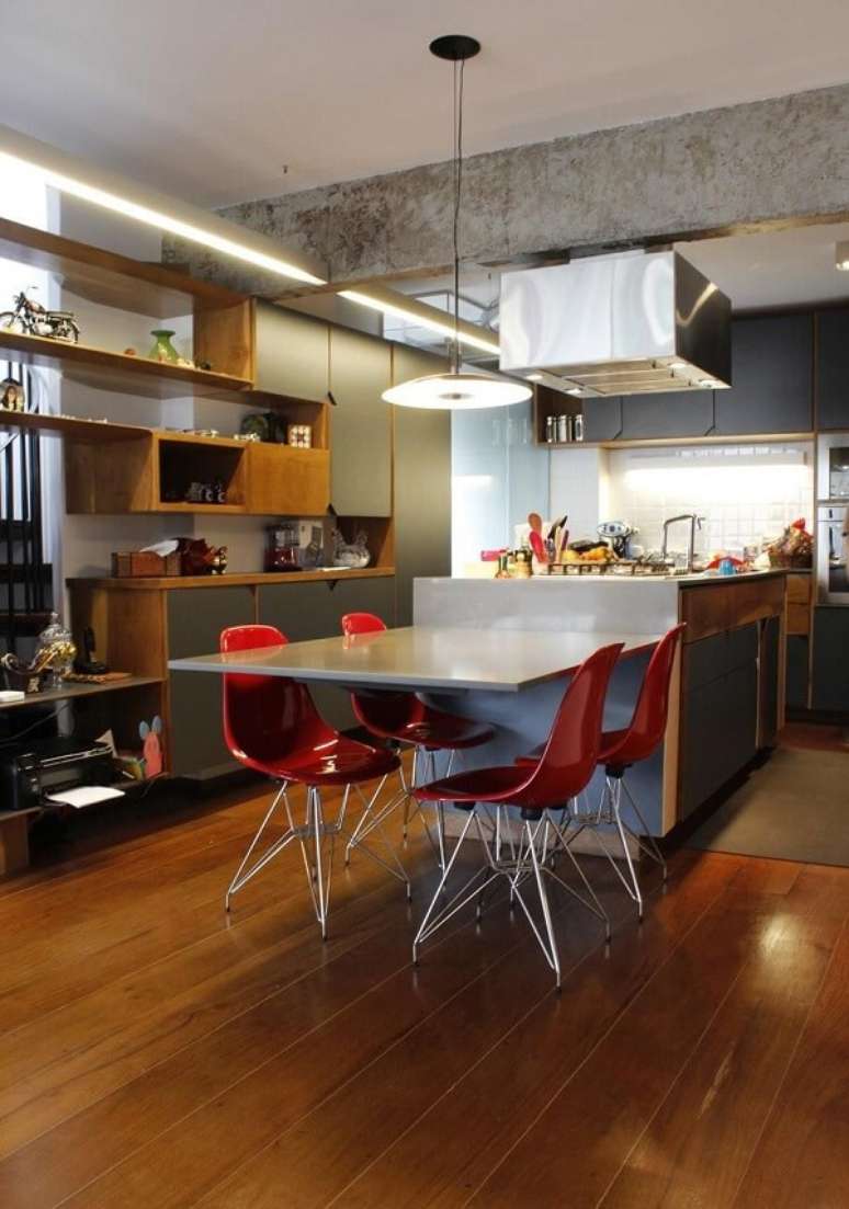 35. Mesa cinza com jogo de cadeiras para cozinha vermelhas. Projeto por ODVO Arquitetura e Urbanismo