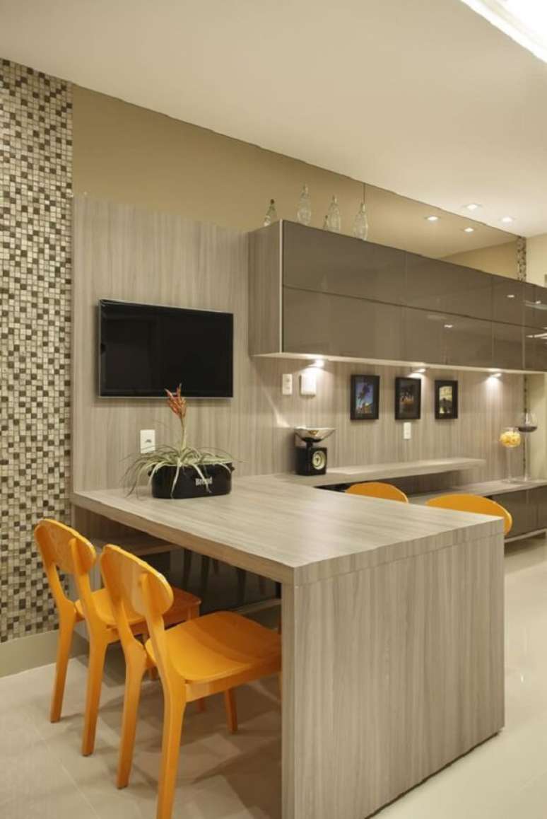 20. Parede com pastilha marrom e cadeiras para cozinha amarelas. Fonte: Revista Viva Decora