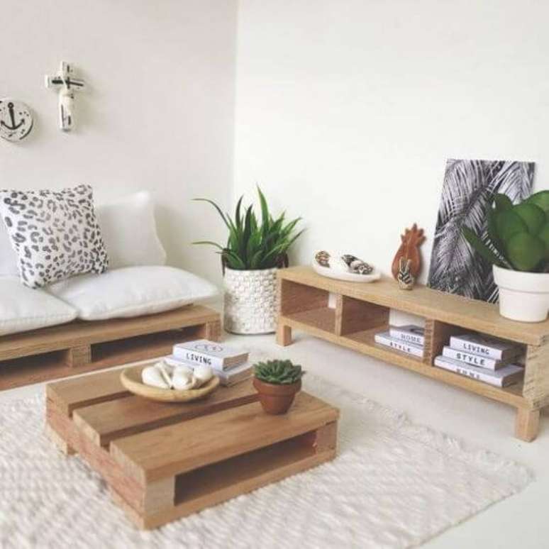 72. Sala com sofá de palete e centro de mesa combinando – Via: Pinterest