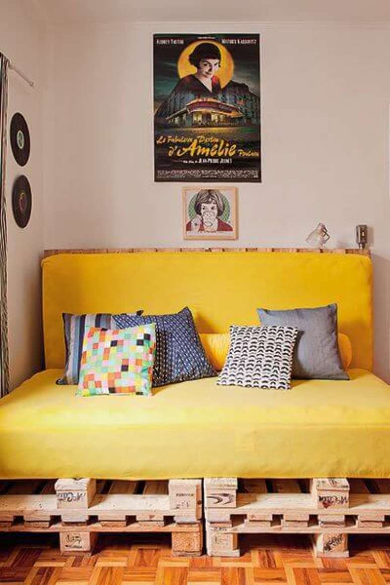 78. Sofá de palete amarelo e pequeno na sala – Via: Colourful Girl
