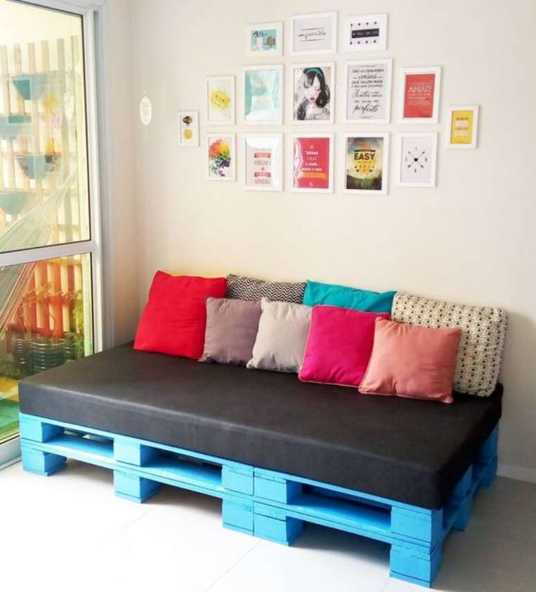81. Sofá de palete azul com almofadas rosa – Via: Dicas de Mulher