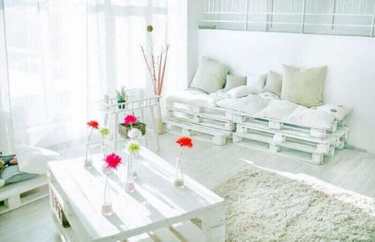 10. Sala de estar clean com sofá de palete branco – Via: Pinterest