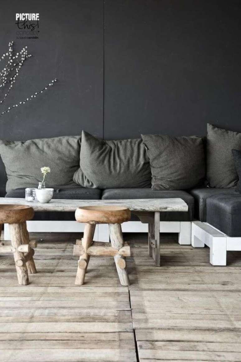 5. Sofá de palete cinza e branco super confortável – Via: Pinterest