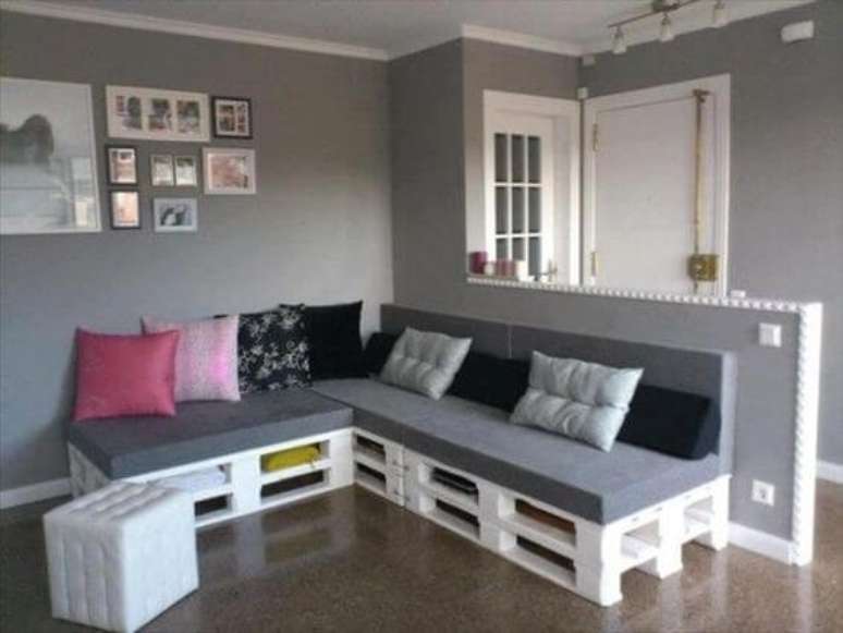 13. Sofá de palete de canto branco e cinza para sala moderna – via: Pinterest