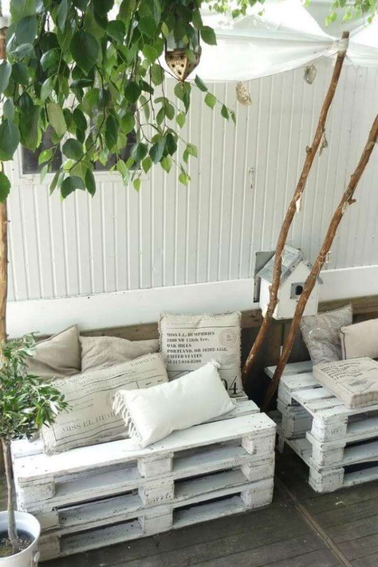 24. Sofá de palete branco para jardim – Via: Pinterest