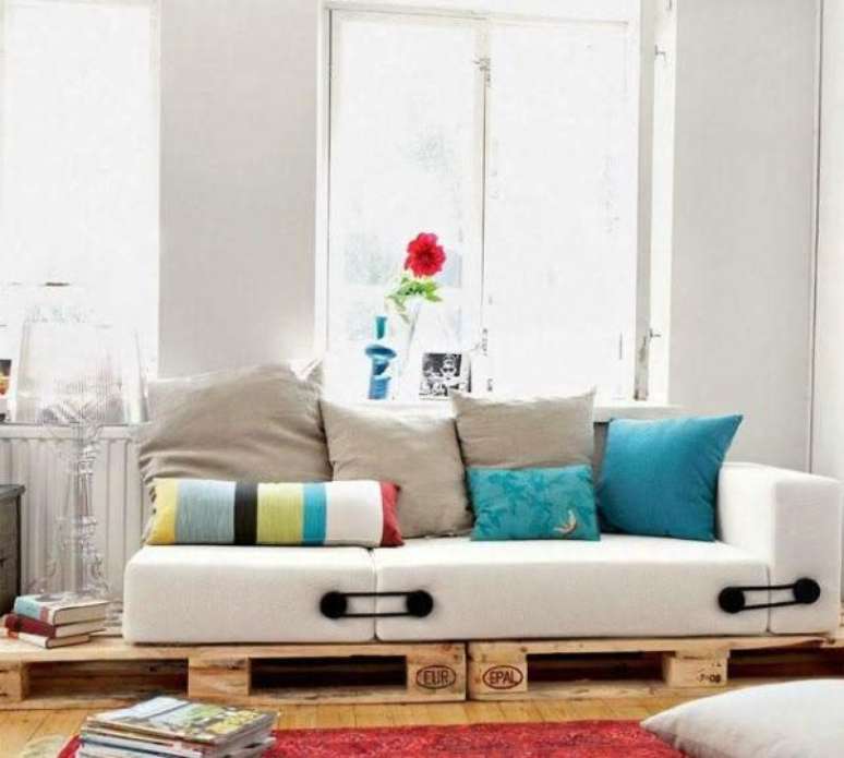 38. Sofá de palete moderno com almofadas coloridas – Via: Pinterest