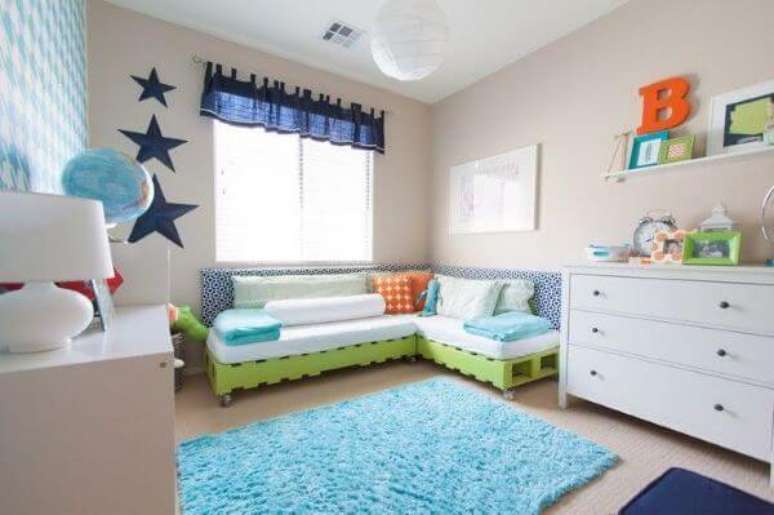 52. O sofá de palete também é uma ótima opção para o quarto infantil – via: Pinterest