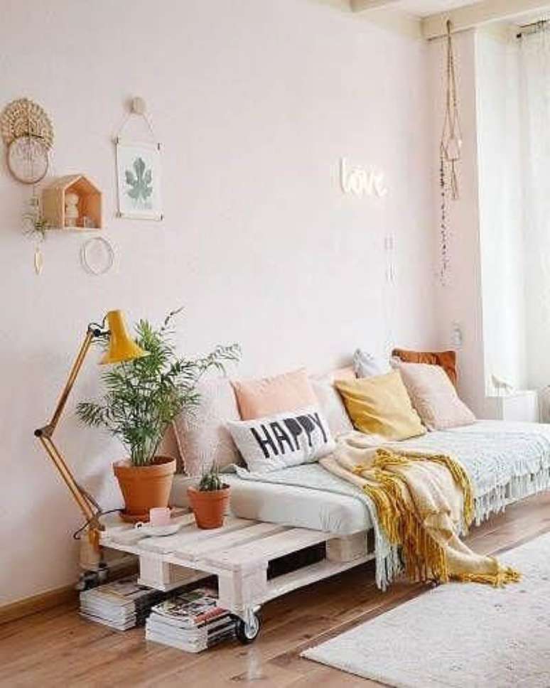 54. Sofá de palete para sala com rodinhas – Via: Pinterest