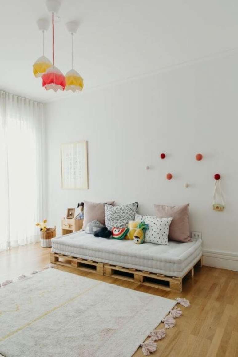 57. Sofá cama de palete pequeno no quarto infantil – Via: Na toca design