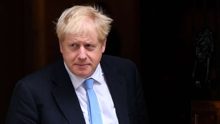 Primeiro-ministro Boris Johnson, que depois foi infectado com coronavírus, começou com estratégia de "mitigação" do coronavírus, e não supressão