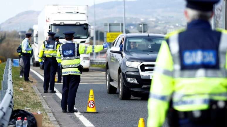 Polícia irlandesa faz checagem nas estradas; especialistas defendem uma ação conjunta da República da Irlanda com a Irlanda do Norte, para proteger toda a ilha