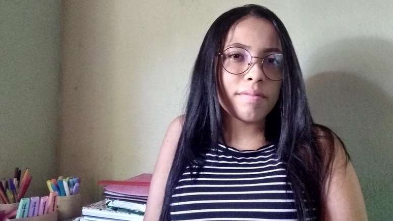 A estudante Érica Senna, de 18 anos, não tem internet em casa no sítio onde vive, no interior de Pernambuco