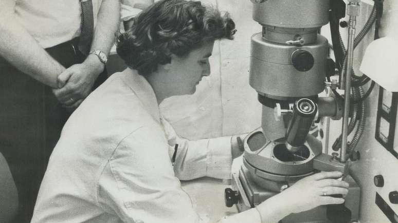 Almeida fez diversas descobertas com o uso do microscópio eletrônico